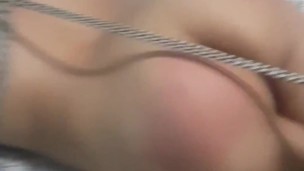 Dándole unos azotes 