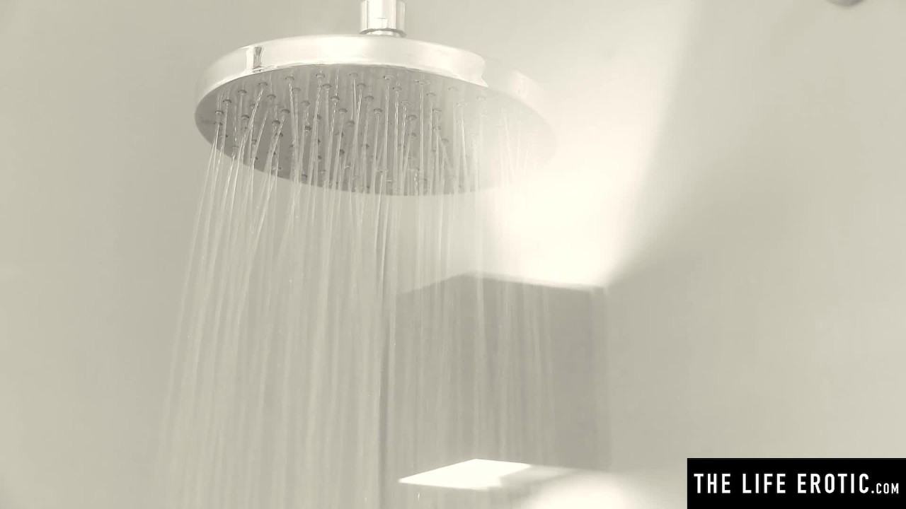 her orgasm as she dreams of stroking her girlfriend's pussy - 無料セックスビデオ - RedTube