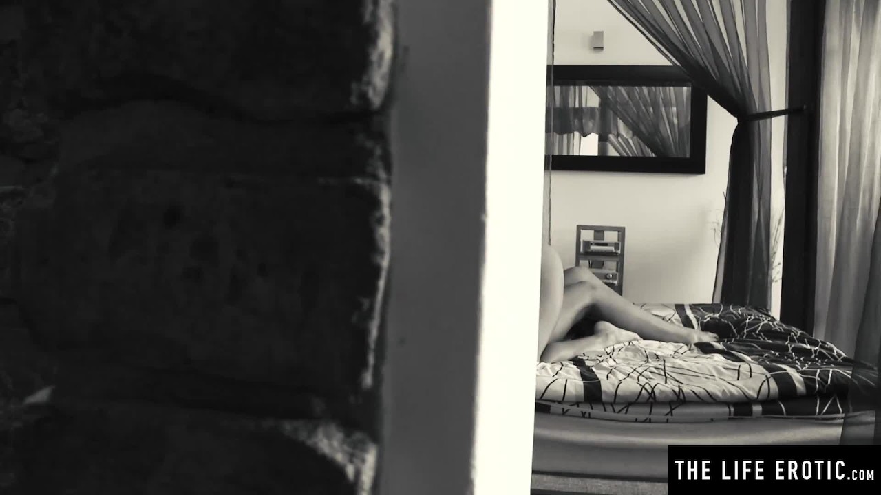 her orgasm as she dreams of stroking her girlfriend's pussy - 無料セックスビデオ - RedTube