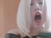 Hermosa argentina calentona chupandose pepino 10/16