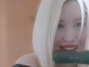 Hermosa argentina calentona chupandose pepino 12/16