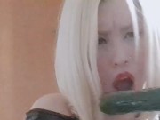 Hermosa argentina calentona chupandose pepino 13/16