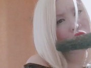 Hermosa argentina calentona chupandose pepino 14/16