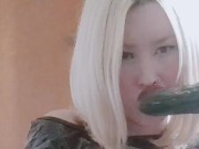 Hermosa argentina calentona chupandose pepino 5/16