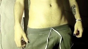 Argentino tatuado pajeandose hasta terminar