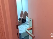 J’observe ma demi sœur pendant qu’elle se MASTURBE. Je lui propose ma BITE et elle ACCEPTE !! 2/16