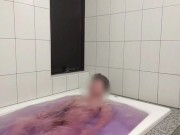 【生ハメ・中出し】ラブホのお風呂でエロい尻を掴んでパンパン音鳴らして杭打ちピストン♡犯されるのが好きな年下彼女の締め付けマンコが気持ち良すぎて危険日なのに膣内射精しちゃって妊娠不回避♪孕ませセック 2/16