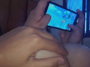 Me tocan mis grandes tetas mientras juego video juegos en mi celular| PORNO EN ESPAÑOL