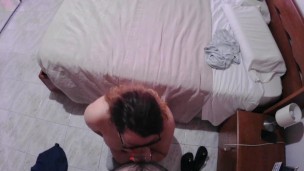 La fidanzata gli fa un pompino in ginocchio e si fa sborrare sul viso