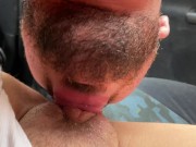 Después de un calentón me lame el coño en el coche 10/16