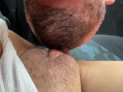 Después de un calentón me lame el coño en el coche 12/16