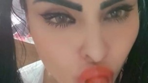 UNA LATINA MUY CALIENTE JUGANDO CON SUS DULCES