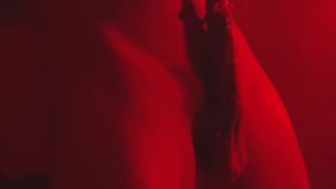 Placer bajo las luces rojas.