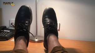 HOW DO YOU FEEL ABOUT WRINKLED SOLES - FEET ON THE DESK KIND OF DAY - MANLYFOOT 👣