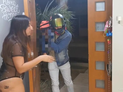 Repartidor se cobra follandome junto a mi novia lesbiana (1/2)