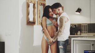 Squirting Stunner Apolonia Facialed
