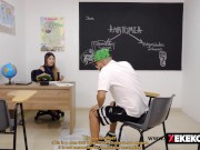 Alumno tiene fantasías sexuales con su maestra, y termina cogiendo con ella 8/16