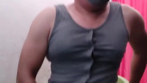 Travesti masturbándose en un Cyber