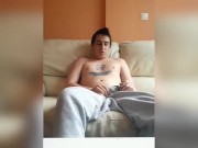 Chico sexy se quita el aburrimiento tocándose y corriendose en tu cara 