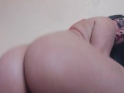 Rica putita latina cabalgando su consolador grande favorito 