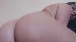 Rica putita latina cabalgando su consolador grande favorito 