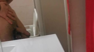 vi mostro il mio culo peloso e mi tocco un pò il cazzo