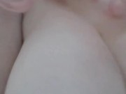 Chica cara de puta chupandose un consolador