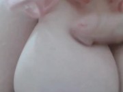 Chica cara de puta chupandose un consolador 6/16