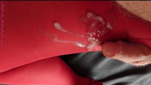 Nylonjunge liebt die Rote Feinstrumpfhose 3 ** Sperma **