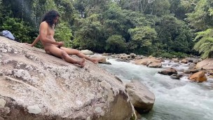 Me masturbo en lo profundo de la selva 