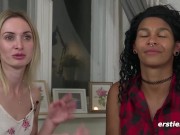 Ersties: Lesbische Amateurmädels haben Sexy-Spaß miteinander 2/16