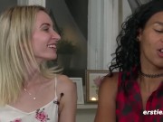 Ersties: Lesbische Amateurmädels haben Sexy-Spaß miteinander 3/16