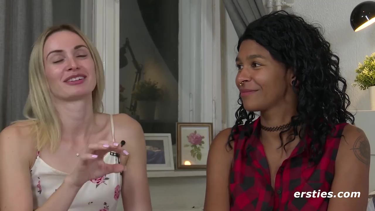 Ersties: Lesbische Amateurmädels haben Sexy-Spaß miteinander - RedTube
