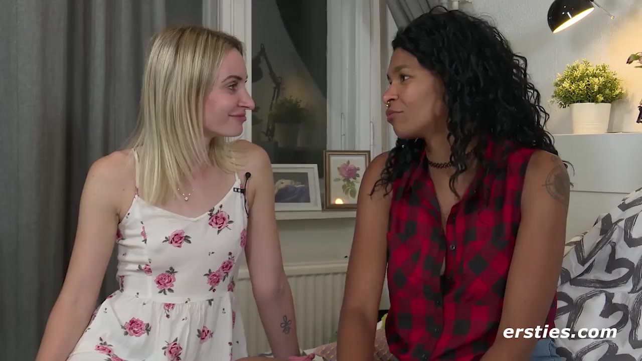 Ersties: Lesbische Amateurmädels haben Sexy-Spaß miteinander - RedTube