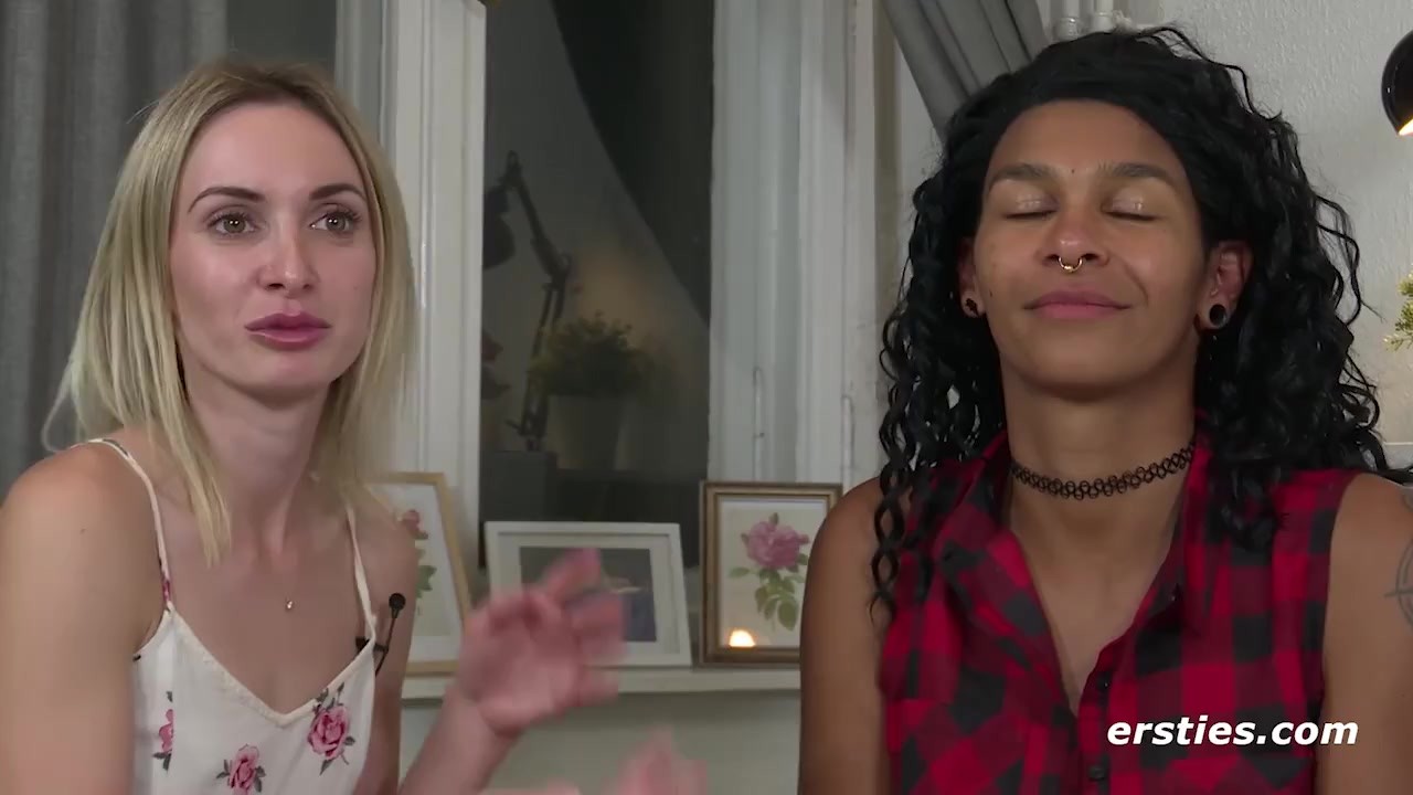 Ersties: Lesbische Amateurmädels haben Sexy-Spaß miteinander - RedTube