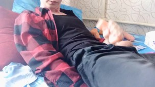 Парень в презервативе дрочит с дилдо в анусе 1/2