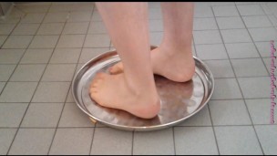 Die rohen EIER zertreten und pissen ** Nylonfuß Crushing **