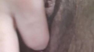 Chico FTM juega con flujo vaginal