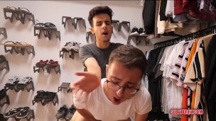 El vendedor de la tienda de ropa me come la polla