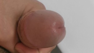 ragazzo figo fa vedere il suo cazzo moscio non circonciso