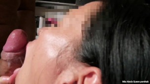 Cammina nuda per strada in pubblico, scopa in hotel e succhia il cazzo e la sborra in bocca