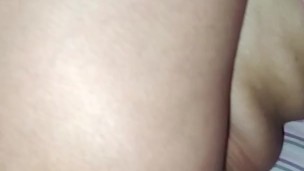 Le hago la tanga aun lado y le meto la verga rico a mi secretaria