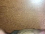 Chico se masturba hasta correrse