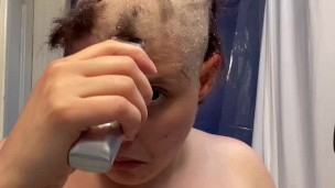 Puta sem cabelo - Adama Da'at Amador Fetish headshave e barba de sobrancelha