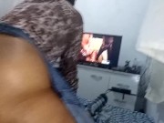 pakikipagtalik sa matigas na ari para manood ng porno na naglalagay ng semilya sa kanyang mukha