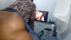 pakikipagtalik sa matigas na ari para manood ng porno na naglalagay ng semilya sa kanyang mukha