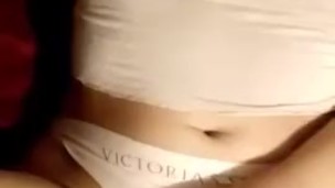 Mi novia me manda un vídeo masturbándose para que me la coja