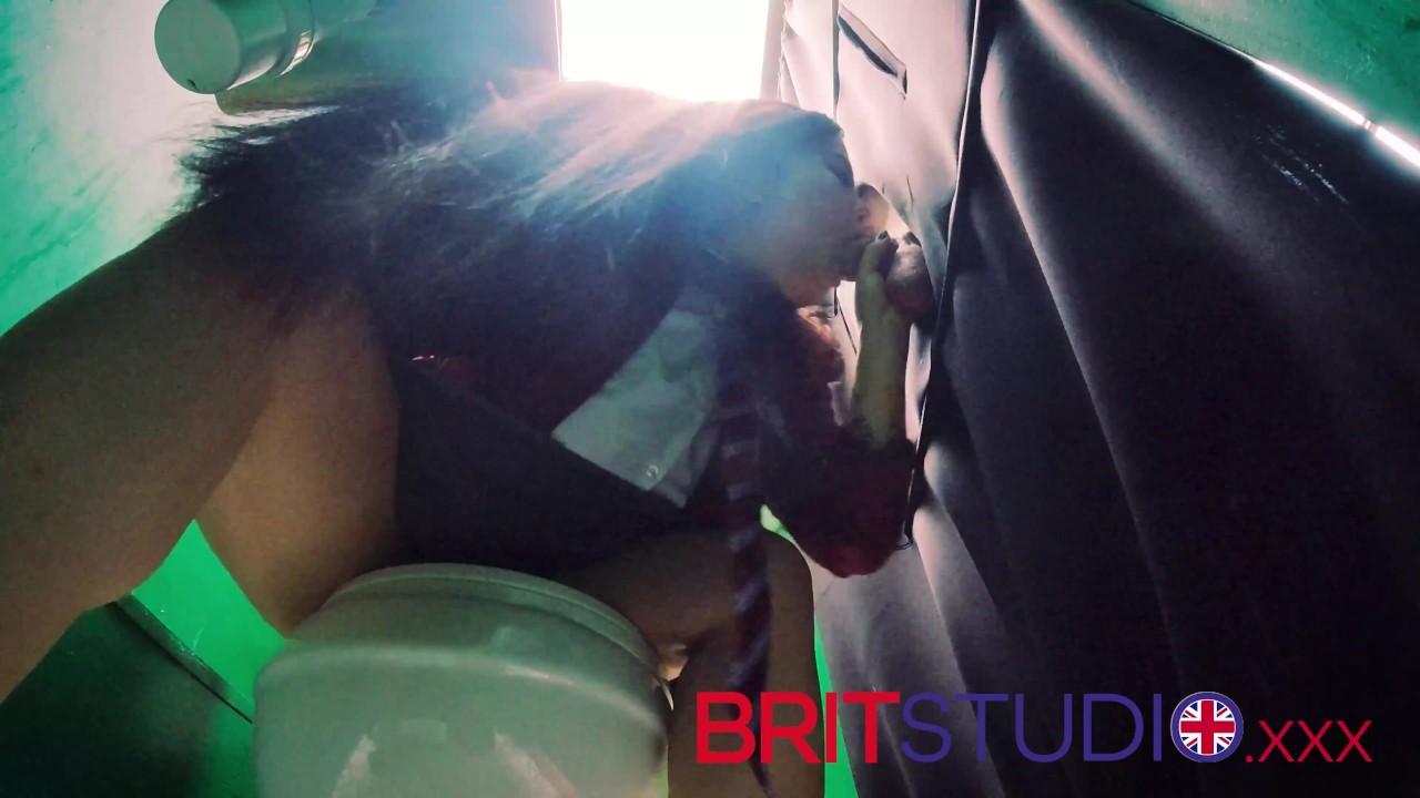 British 18 Year Old Schoolgirl Gives An Amazing Blowjob And Swallows A Massive Load Of Cum At The Gloryhole - 無料セックスビデオ - RedTube