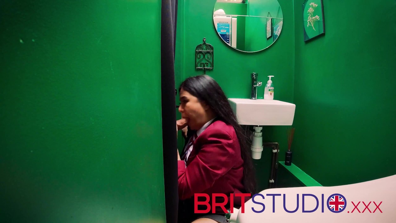 British 18 Year Old Schoolgirl Gives An Amazing Blowjob And Swallows A Massive Load Of Cum At The Gloryhole - 無料セックスビデオ - RedTube