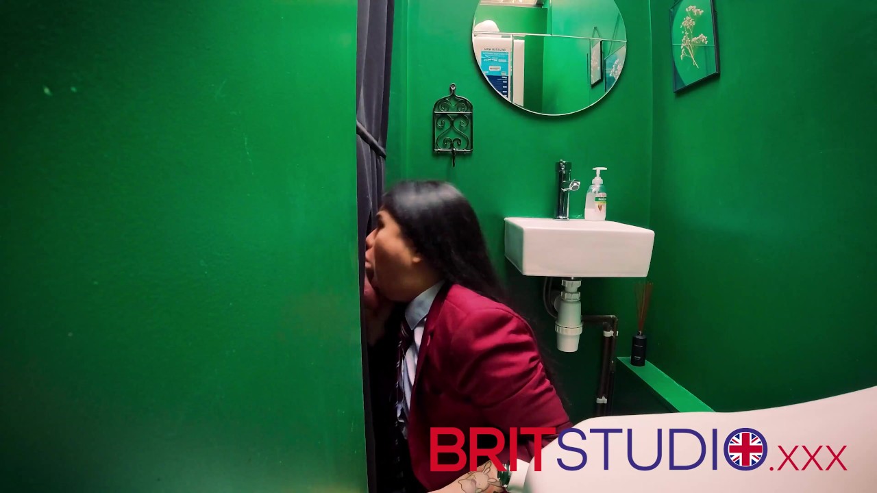 British 18 Year Old Schoolgirl Gives An Amazing Blowjob And Swallows A Massive Load Of Cum At The Gloryhole - 無料セックスビデオ - RedTube